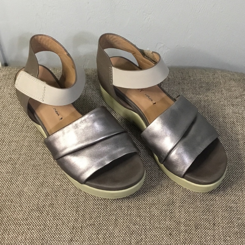 Naked Feet “Koda” Metallic Gray platform Sandals, size 7M.